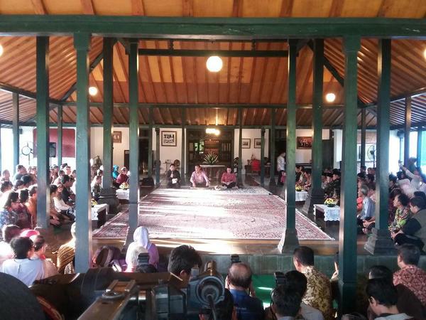 twityogya's tweet photo. Sri Sultan HB X menjelaskan perihal sabda Raja.. http://t.co/hLg3AMuYWX