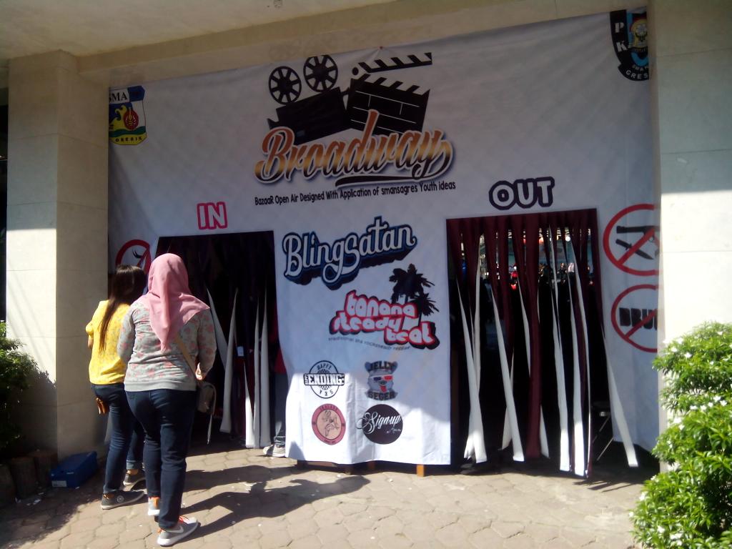 infoGRESIK's tweet photo. RT @BSB_Official Tiba di SMA 1 gresik... Wait for action http://t.co/wGMVzbZVSz