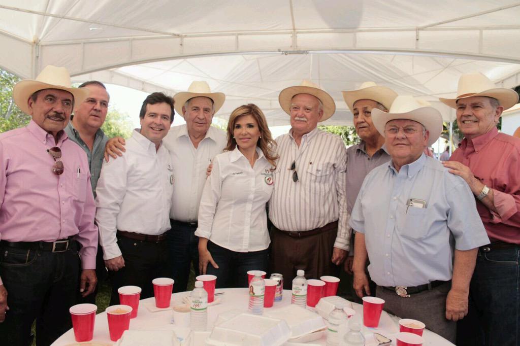 ClaudiaPavlovic's tweet photo. Uno de mis compromisos con el sector ganadero, es en 2 años rehabilitar los 3600 kms de carreteras estatales http://t.co/jB3veEthUA