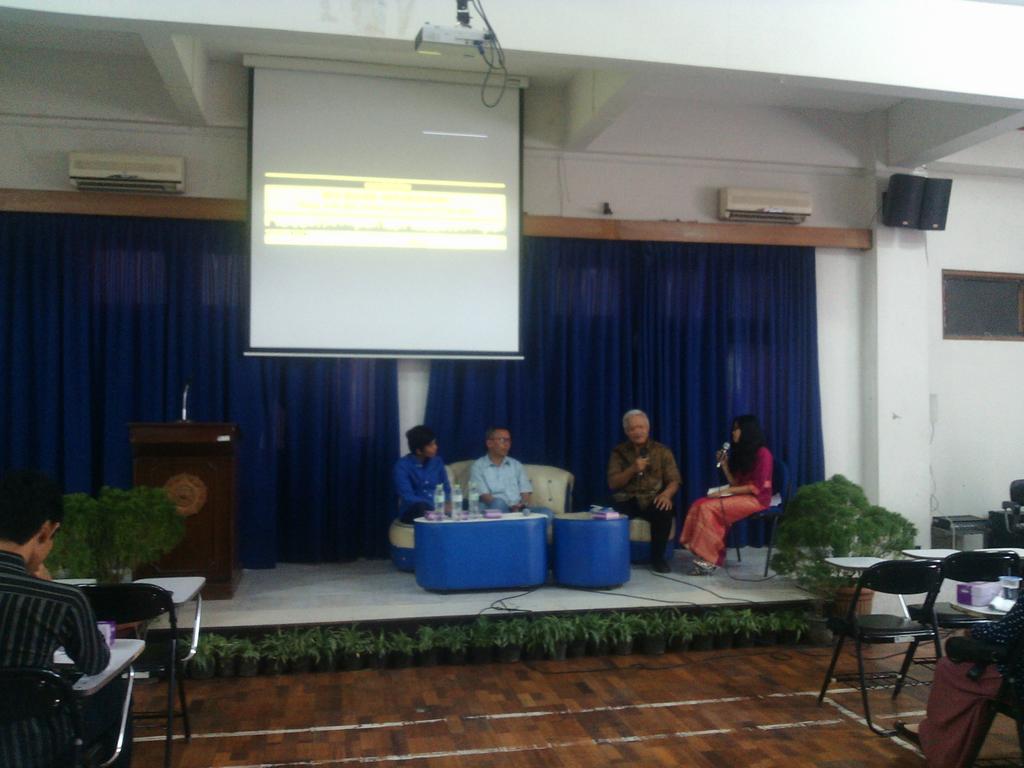 Minggu, 10 Mei 2015. Rangkaian acara earthvironmentweek 2015. Sedang berlangsung acara talkshow...