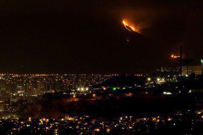 PK2noticiosos's tweet photo. A pesar del esfuerzo de nuestros valientes y valiosos  bomberos, El Ávila sigue ardiendo la noche de este sábado. http://t.co/xqvFWGUAn8