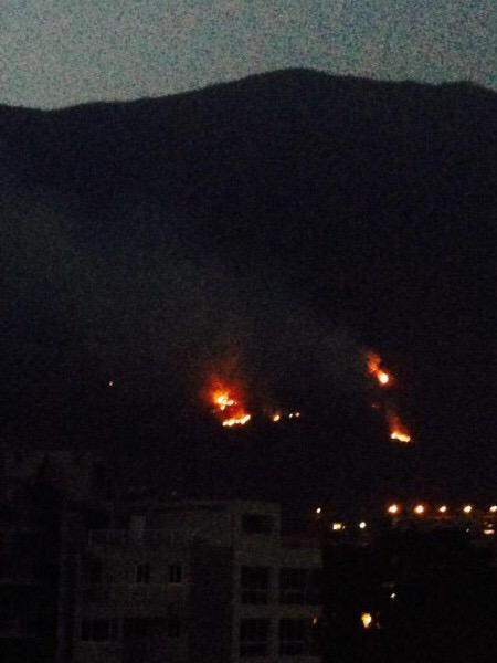PK2noticiosos's tweet photo. A pesar del esfuerzo de nuestros valientes y valiosos  bomberos, El Ávila sigue ardiendo la noche de este sábado. http://t.co/xqvFWGUAn8