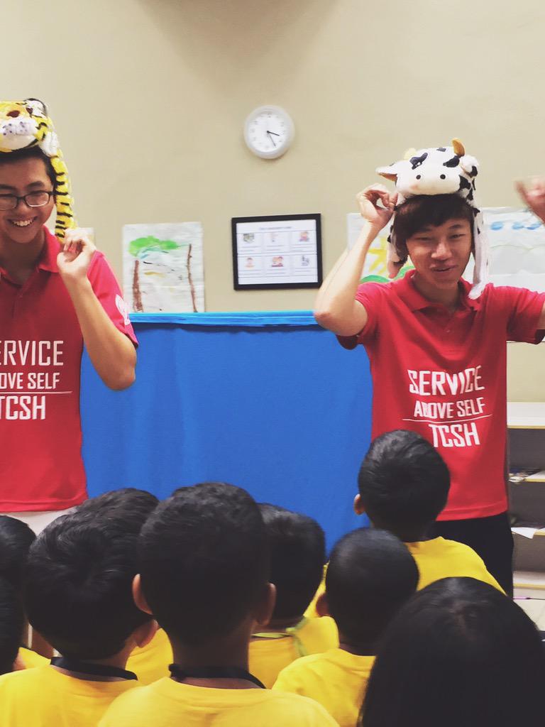 TCSHRotaract's tweet image. Last Friday's Dignity visit starring our master puppeteer Ms Sarah &amp;amp; the rest! 🐥Also David &amp;amp; Joe as conductors!