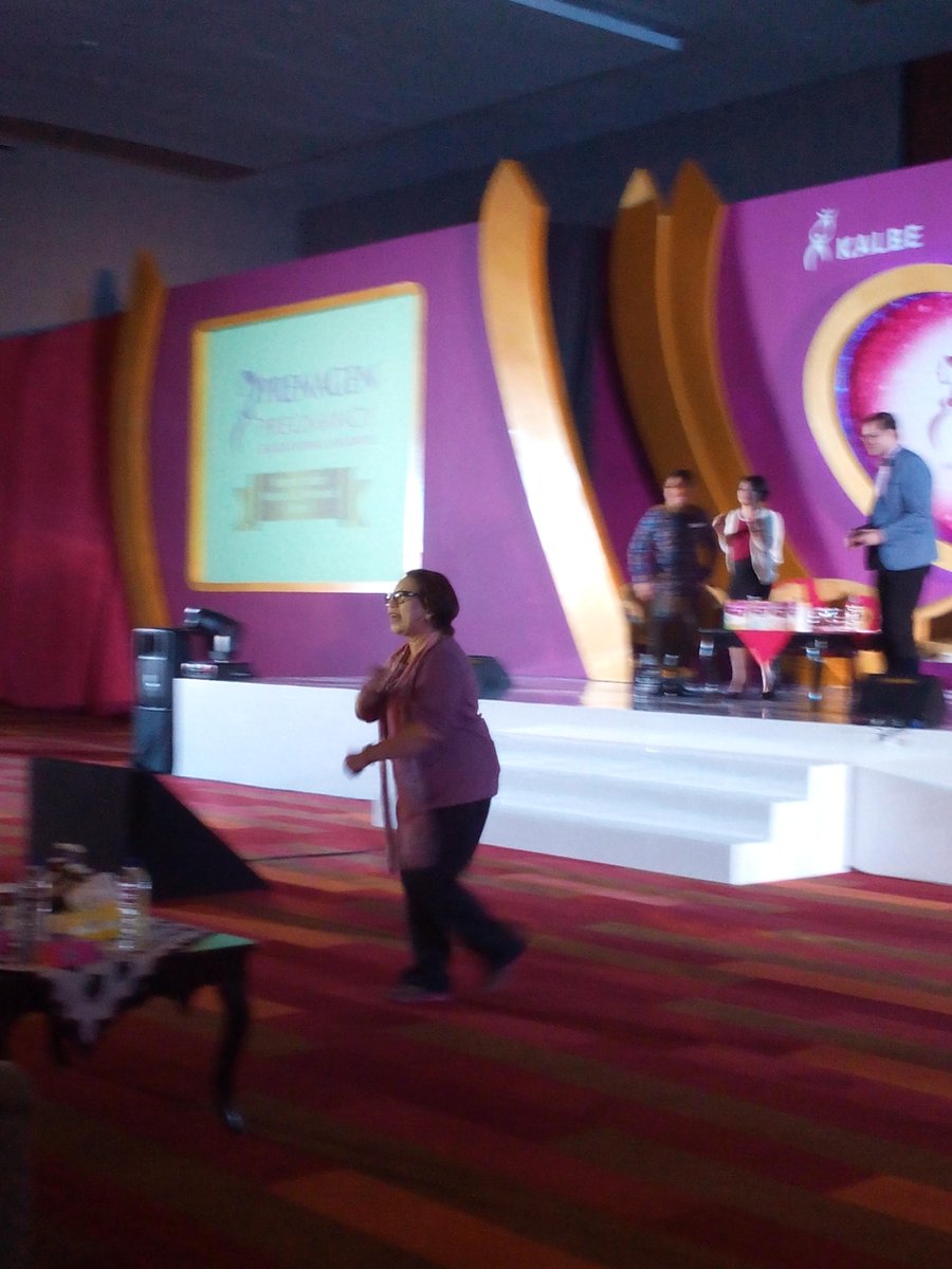dyllahikmah's tweet photo. @PrenagenWorld ibu irene dengan semangat memberi penjelasan kepada para peserta #PPEJ2015SBY http://t.co/zfTSF2KMwo