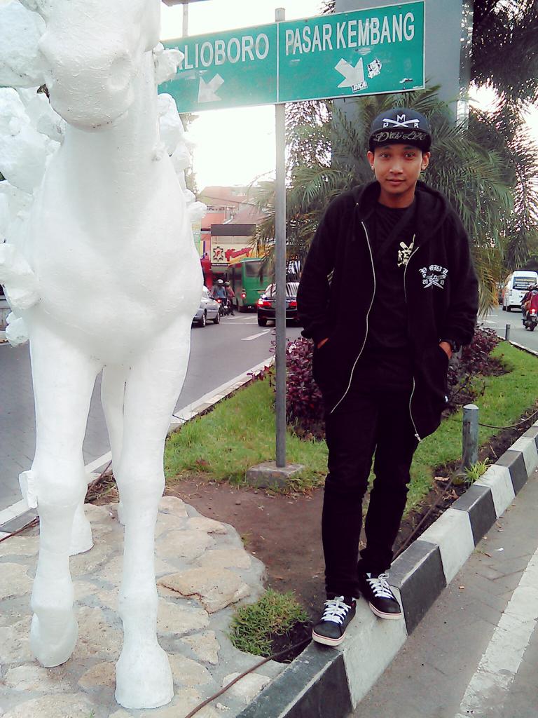Eggarfield's tweet photo. Mampir Sarkem -_- #LoyalitasItuMahal @xRMBLx @JRX_SID http://t.co/B0SHlOitxq