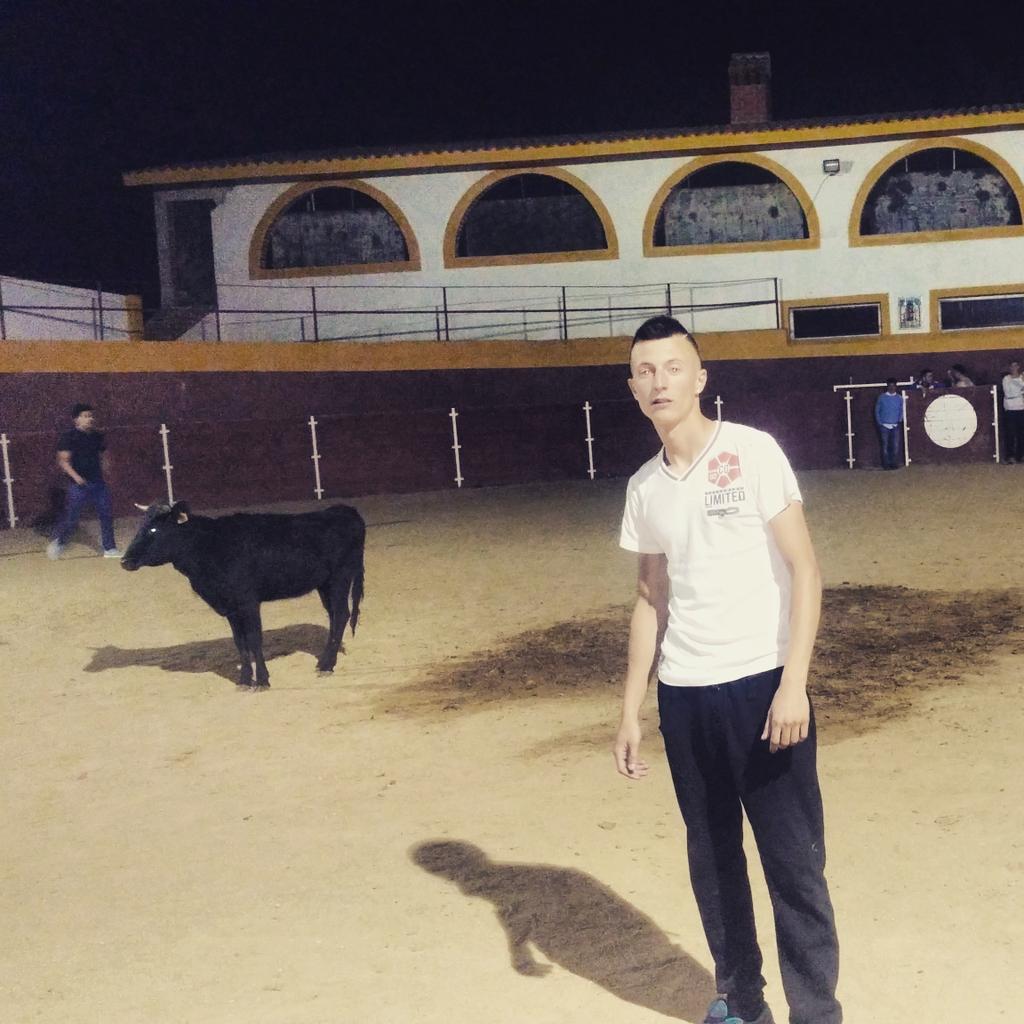 Reiinitta's tweet photo. Finalizando la noche 👌🐮🎉🍸 #Capea http://t.co/W5jk9pTboe
