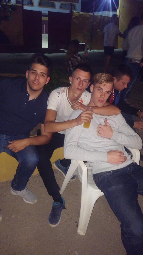 Reiinitta's tweet photo. Finalizando la noche 👌🐮🎉🍸 #Capea http://t.co/W5jk9pTboe