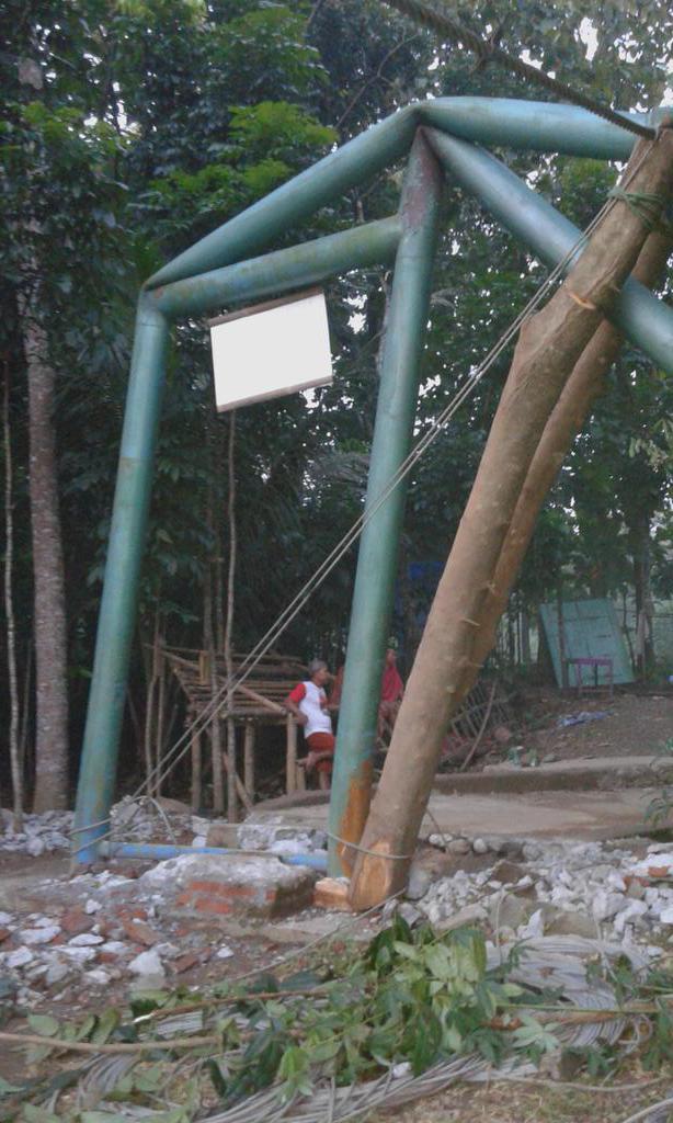 Jembatan gantung jebol kena banjir.....