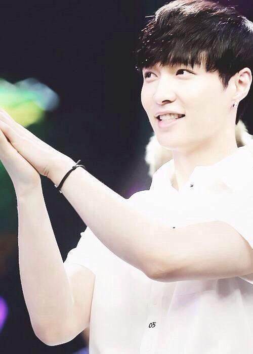 exoaam's tweet photo. cr:Obb_taoda
飛んでる蚊を潰す
れいしゃん

#EXOで妄想 http://t.co/jQ4H5xhqQa