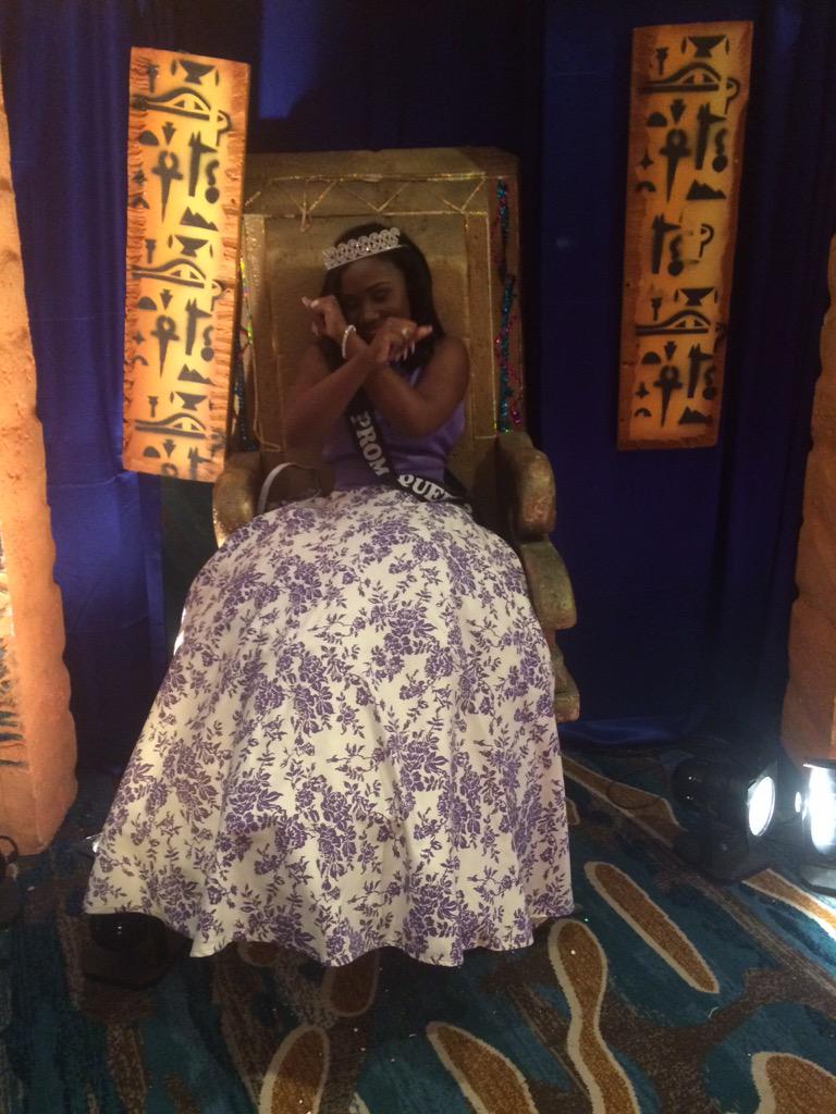 SiPulchritude's tweet photo. Because the Queen has been crowned 👸🏽 #TurnerTechProm #prom2k15 #PromQueen2k15 http://t.co/iXCGqYfuu6