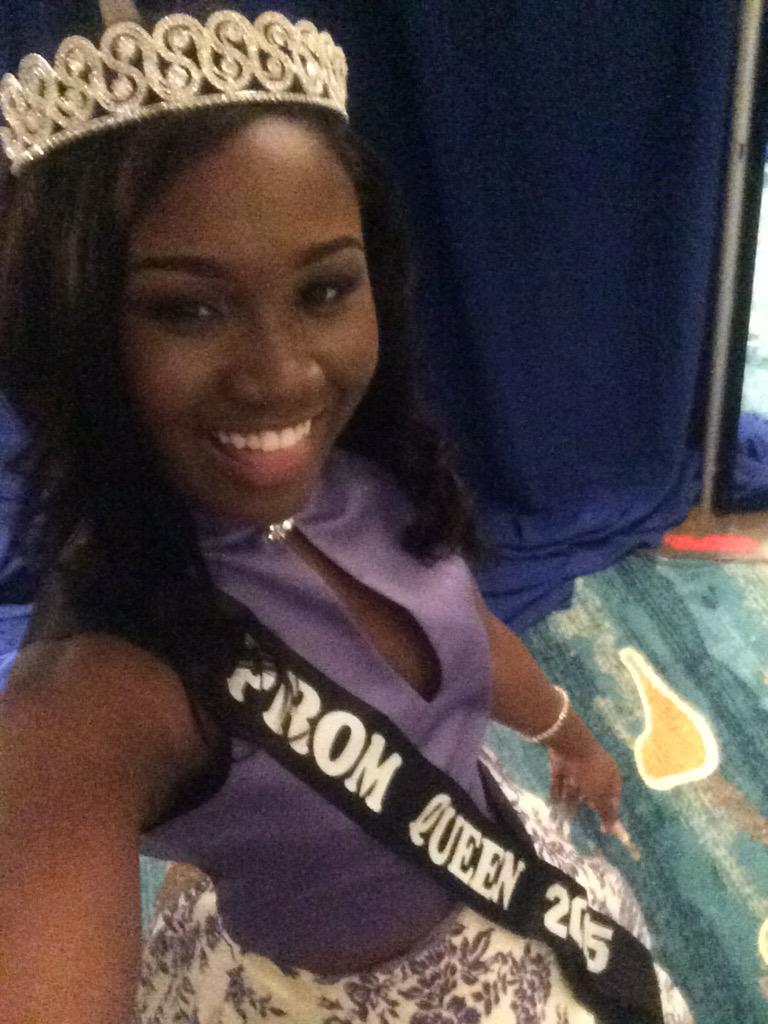 SiPulchritude's tweet photo. Because the Queen has been crowned 👸🏽 #TurnerTechProm #prom2k15 #PromQueen2k15 http://t.co/iXCGqYfuu6