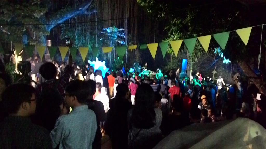 Bandung macet semalam. Nuhun <a href="/betteroutsideID/">Better Outside</a> <a href="/dheafeb/">dhea</a>