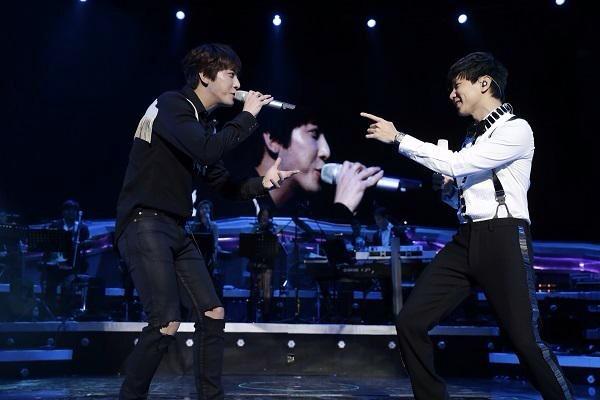CNBYonghwa's tweet photo. [NEWS] #JungYongHwa-JJ Lin show friendship beyond borders... World Tour surprise appearance http://t.co/xYLaBMe1zR http://t.co/uj7vdHop9o