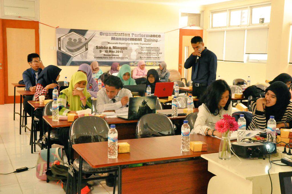 LabPSMI_ITS's tweet photo. Di OPM sdg berlangsung Simulasi pembuatan Visi-Misi Organisasi berdasar Strategi SWOT yg didampingi Asisten Lab PSMI http://t.co/xpqYjnxKbG