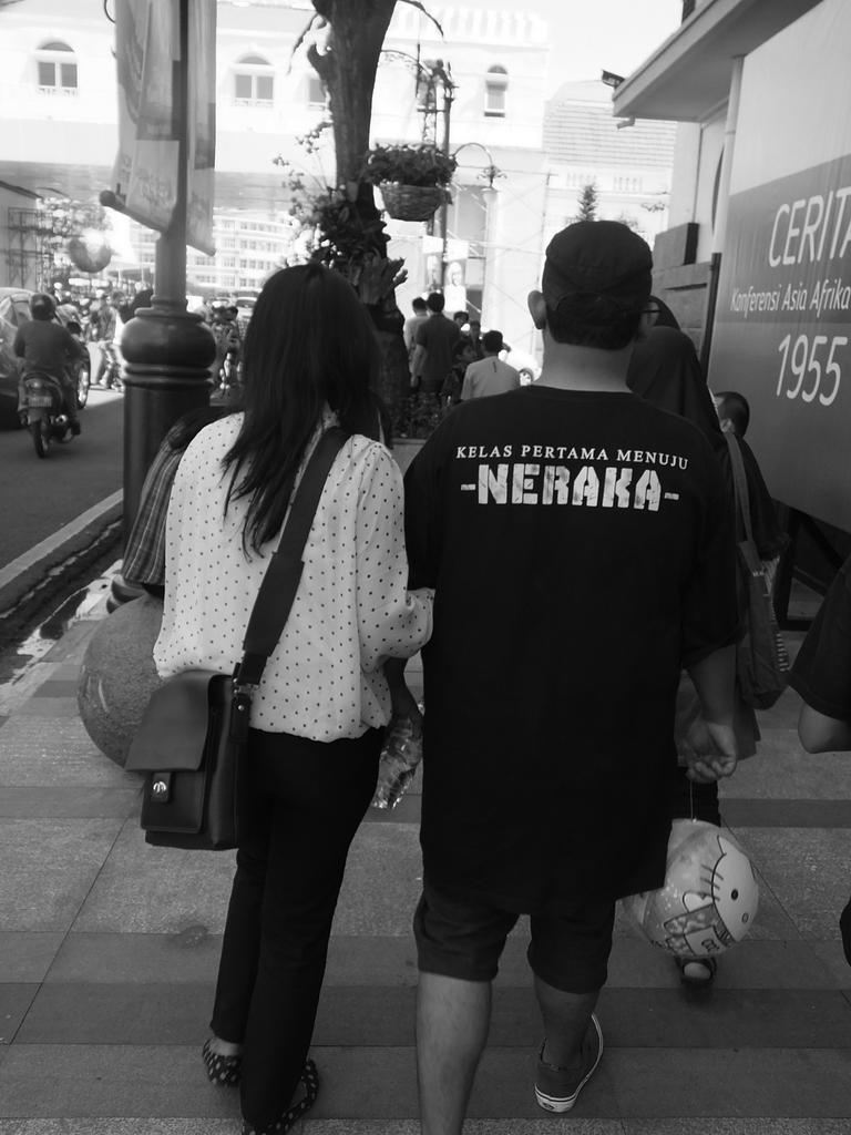 Alun-Alun bandung with @ecasilalahi berasa pede kalo pake baju grind <a href="/DEADVERTICAL/">DEAD VERTICAL</a>