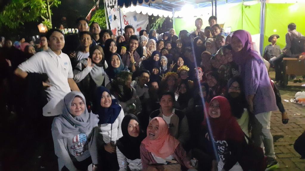 SJMP_50's tweet photo. Seberapa bagus kameranya dan seberapa sempit tempatnya, SJMP selalu saling mendukung 😀 http://t.co/WztPg9ERa2