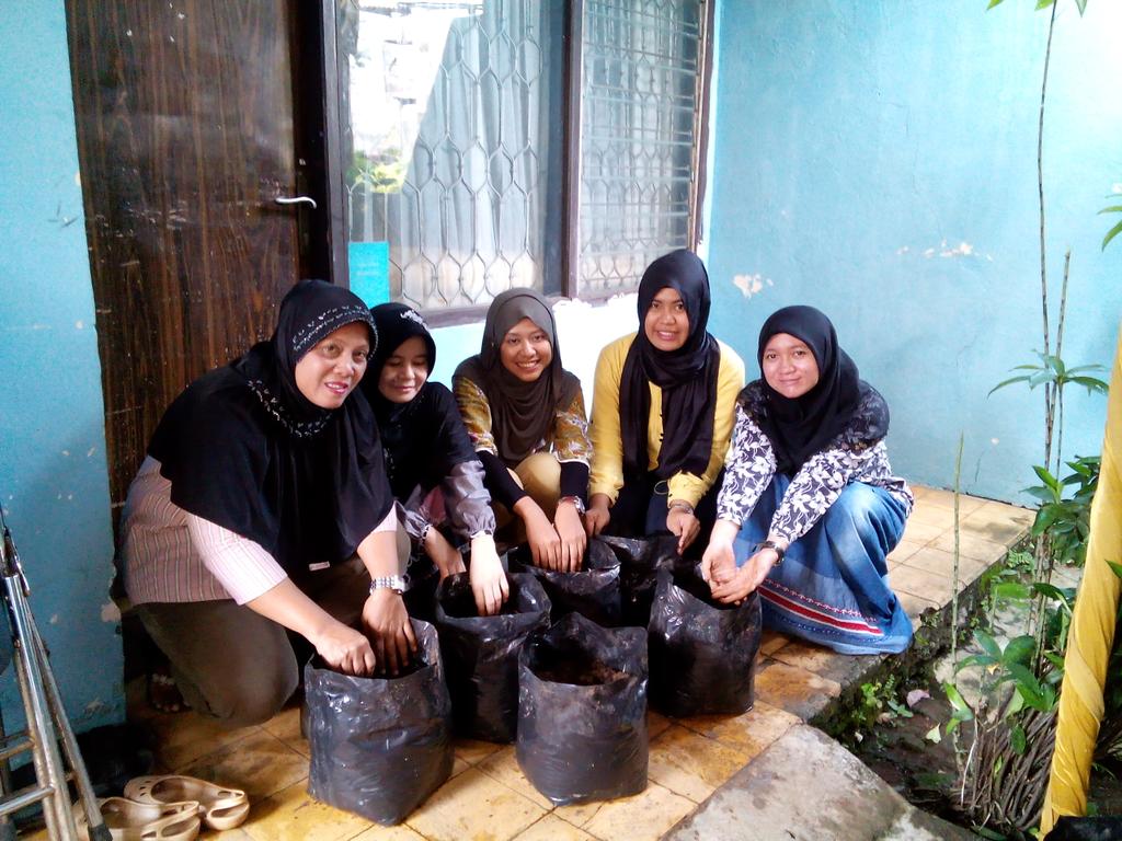 Dreamdelion's tweet photo. Setelah jahe dipindah ke polibag, lalu di sebar ke rw 8 dan 5. Sebelum nyebarin polibag, pose dulu~~ http://t.co/O4fYpmxuhi