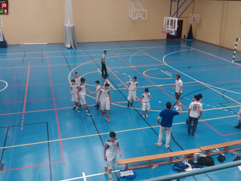 cdmaristassev's tweet photo. Descanso para los chavales. Disfrutando mucho de los infantiles de @maristasevilla #Gogotigers #vamosmaristas http://t.co/80tS8ZvfpB