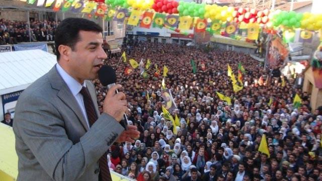 Medya_Sondakika's tweet photo. Selahattin Demirtaş Bingöl’de 10 bin kişiye seslendi
http://t.co/iDExJSSNUs http://t.co/eRlbI5v8Xh