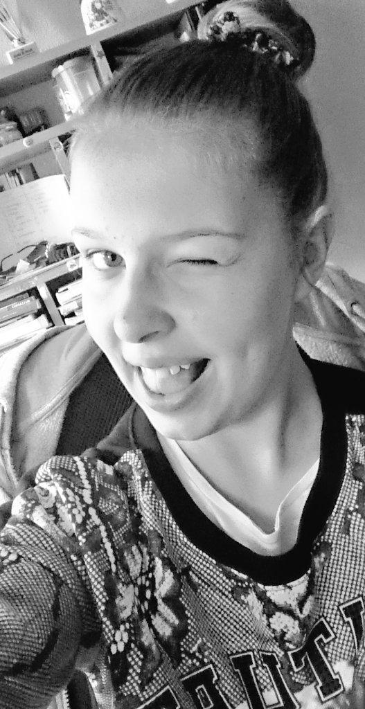 sarciik's tweet image. yo con mis amigas vamos a bailar❤ os gusta mi look?❤ #grabamos