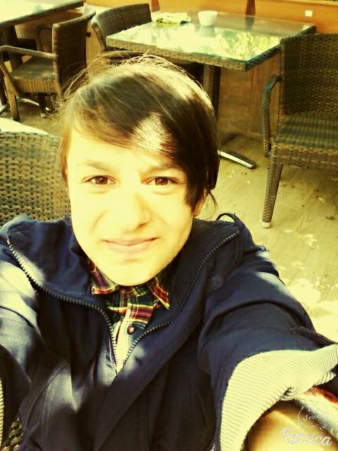 busra_yeni's tweet photo. #selfie 👟👠👜👚👝🎀 http://t.co/Oc6aFTg0mS