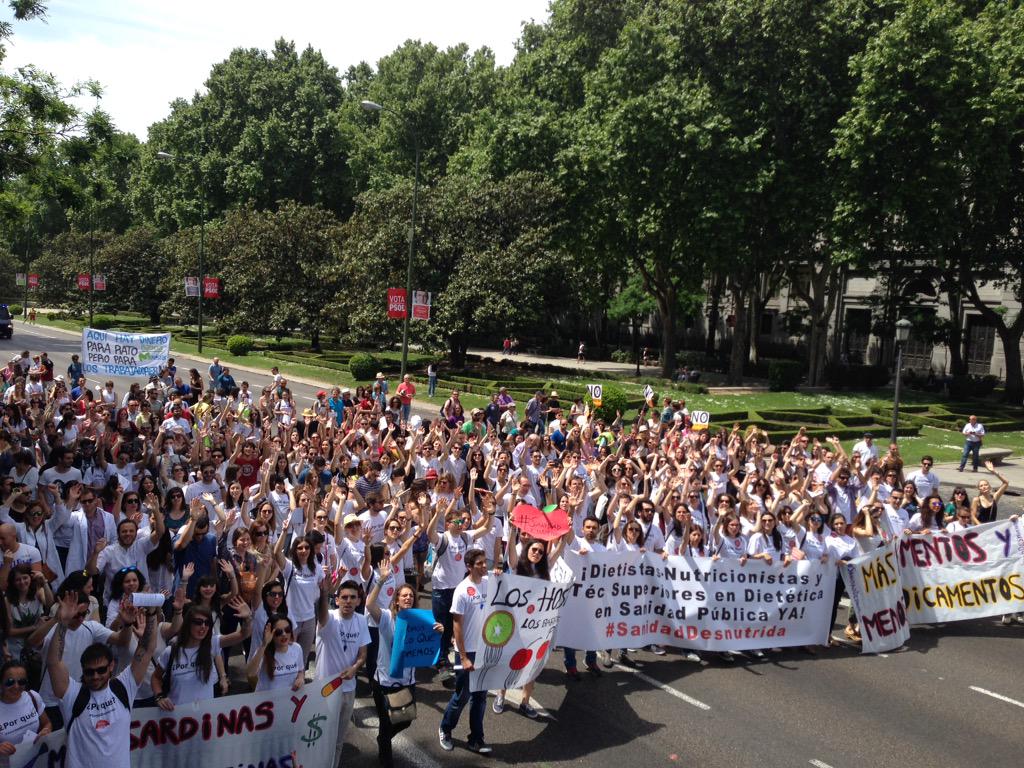 Midietacojea's tweet photo. Histórico: #SanidadDesnutrida cierra la #MareaBlanca de este 10 mayo. Gracias! Sois ejemplares. http://t.co/mMpSG8WFai