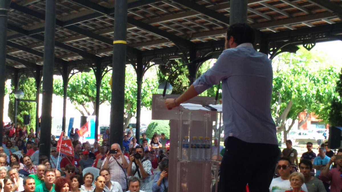 IzquierdaUnida's tweet photo. "Si la gente conoce más Venezuela que Portugal, es porque alguien ha pensado por ellos" @agarzon #EsTiempoDeIzquierda http://t.co/rlbU5b3ts8