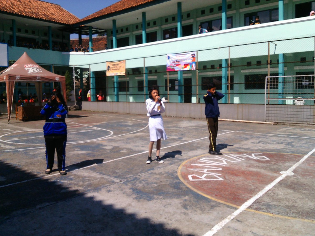 Panas terik, masih aja Semangatnya Maju terus okeh! Buat para peserta LKBB Bumi!