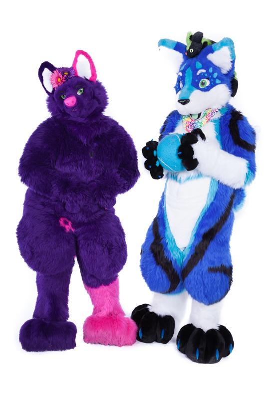JimDiPalma's tweet photo. Hi. Um. Wanna play with this ball? Its blue! Aurora and Azul Roosky. #ESG2015 http://t.co/lvxZCENIcg