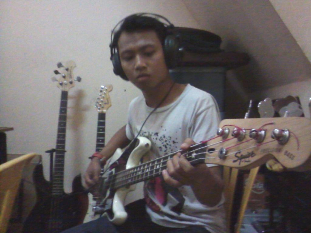 <a href="/Dermawanhani/">Hani MorningDisaster</a> Peli lagi ngelus-elus krip bass :))