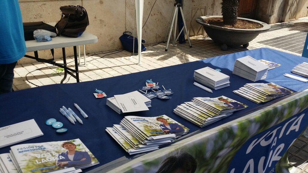 PPBenetusser's tweet photo. Carpa informativa en la Plaza del Ayuntamiento de Benetússer. #PasiónporBenetússer #LauraAlcaldesa http://t.co/UzJzGQdkx5