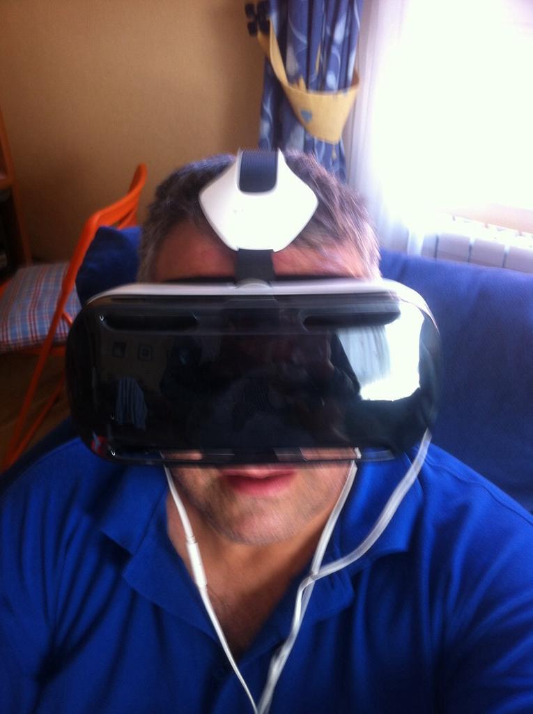 vidalizquierdo's tweet image. Descubriendo mi nuevo juguete. Gracias @SamsungEspana  #SamsungGearVR Una pasada esto de #VirtualReality #CrazyGeek