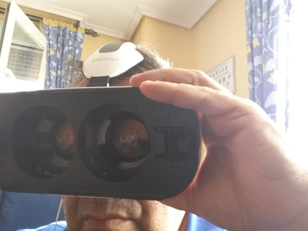 vidalizquierdo's tweet image. Descubriendo mi nuevo juguete. Gracias @SamsungEspana  #SamsungGearVR Una pasada esto de #VirtualReality #CrazyGeek