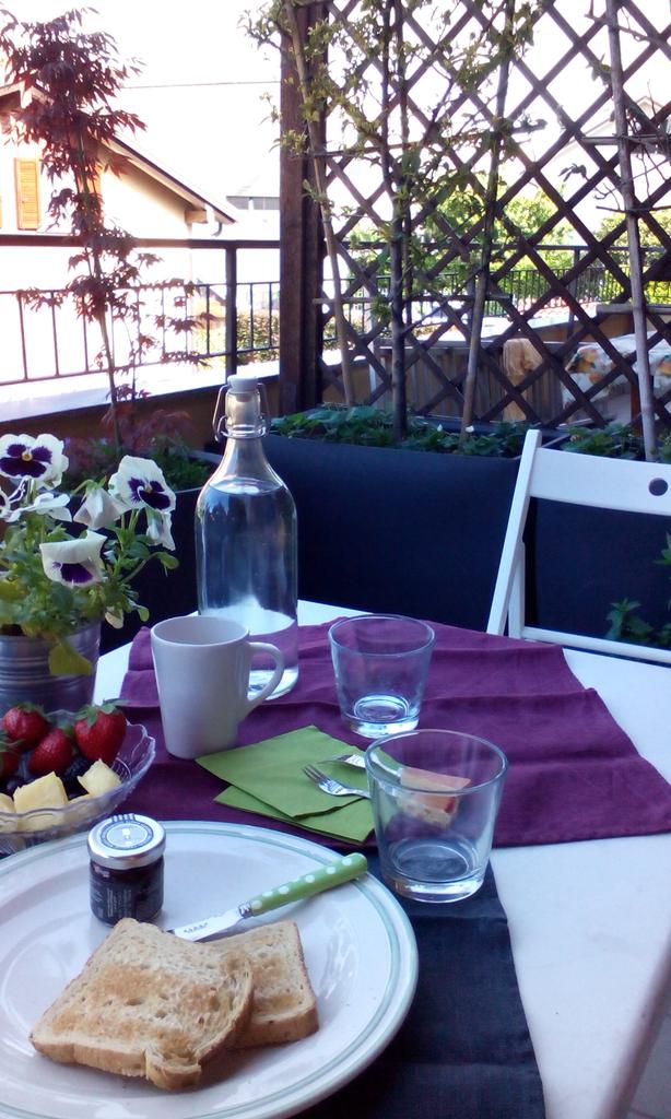 29gennaio's tweet photo. @linocattaneo è facile essere felici #colazioneinbalcone #psnoncicredo http://t.co/m6y164sjgW