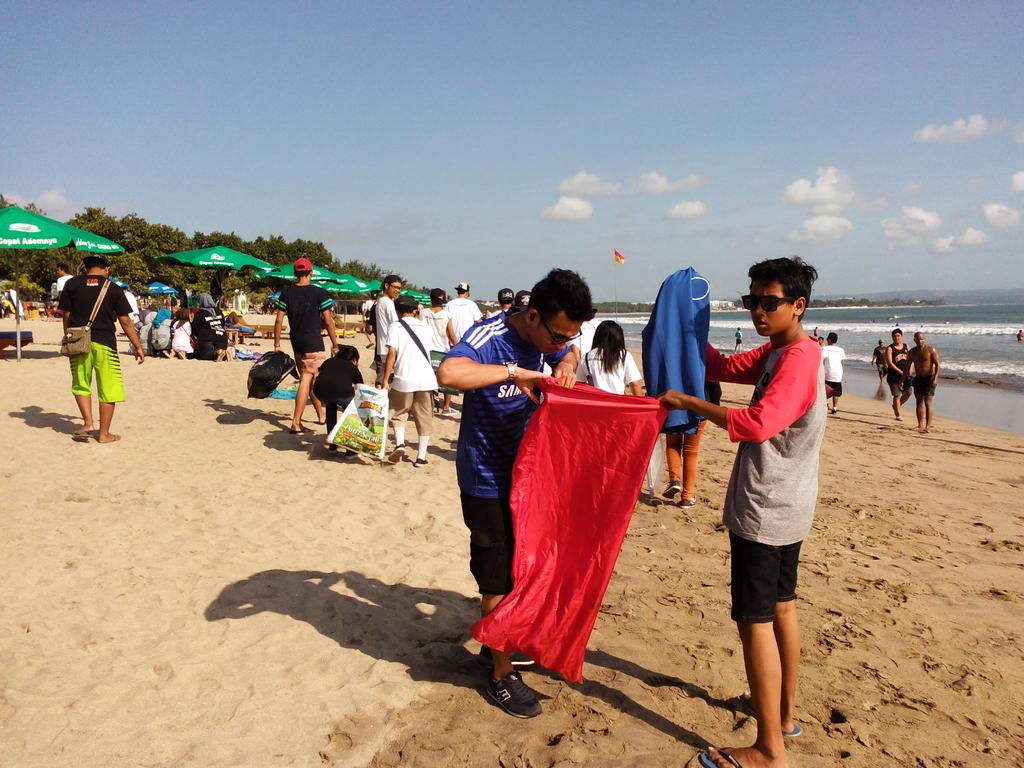 #KutaBeachCleanUp <a href="/Bali_Bersih/">KomunitasBaliBersih</a>
