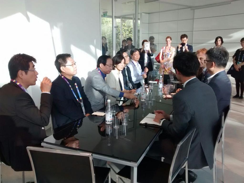 Pad_Ita2015's tweet photo. La delegazione della Korea in visita a #PalazzoItalia | #PadIta http://t.co/qxTcvkIMSi