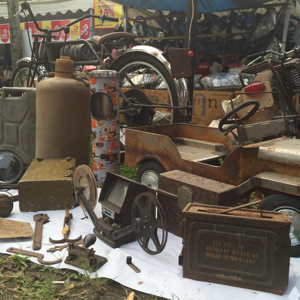 legoh_jkt's tweet photo. Mari mampir ke #Otobursa #TumplekBlek hari ini. Makan atau ngemil sambil ngubek2 barang vintage http://t.co/VtMloTf8km