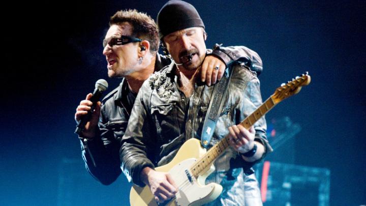 WORLDMUSICAWARD's tweet photo. On their new tour @U2 can get up close to the audience due to the stage's design! #U2Fallon http://t.co/H9SaK6RK0g … http://t.co/7Up5pcK4wh