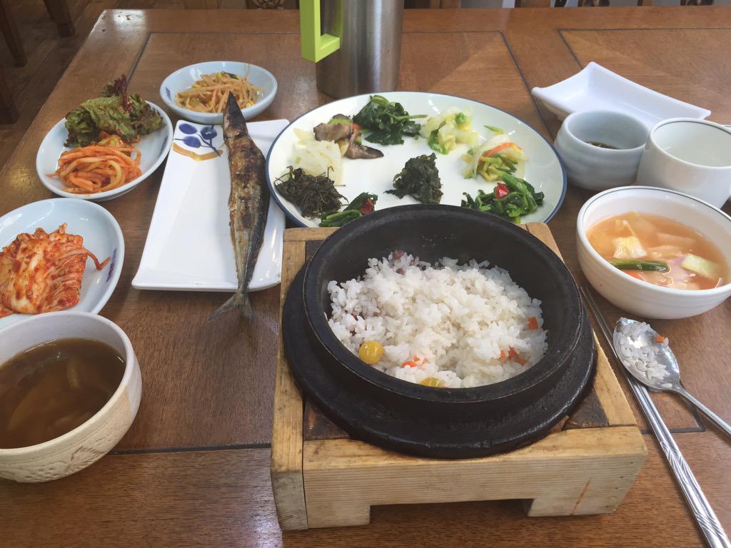 Night_of_Sheep's tweet photo. 대전 대흥동 '귀빈돌솥밥'
이게 8,500원......(어째서?!??)
못찍었는데 제일처음에 단팥죽도 나옴. http://t.co/6FZbWFO2fs