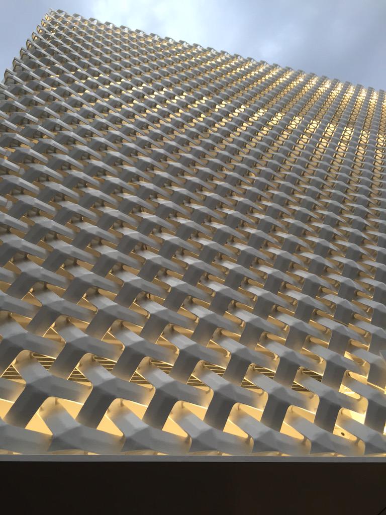 はむぞう 照井さんがファサードをデザインしたステラマッカートニー青山店 を見てきた 日本の伝統着物柄をヒントにしたとのこと カッコいい 照明の光が漏れて綺麗 実施設計は竹中設計部 ミュウミュウ青山店の隣 みゆき通りにまたひとつ素敵な建物ができ