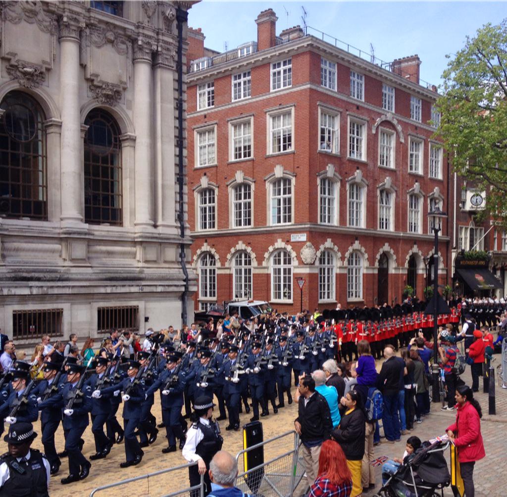 ArmyInLondon's tweet photo. Tri-service marching detachments form up ready to lead the #VEDAY70 #VeteransParade to #HorseGuardsParade @DefenceHQ http://t.co/gG9f5LF9Tk