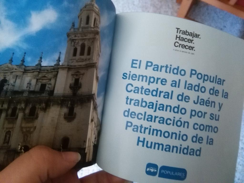 "Siempre al lado de la Catedral de Jaén."

Los cinco euros de entrada ayudan a estar a su lado, ¿verdad? Claro... ;)