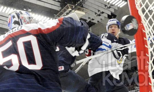 Lehtikuvan <a href="/jnukari/">Jussi Nukari</a> onnistui eilen ikuistamaan Leijonien Joonas Donskoin tekemän avausmaalin juuri oikealla hetkellä.