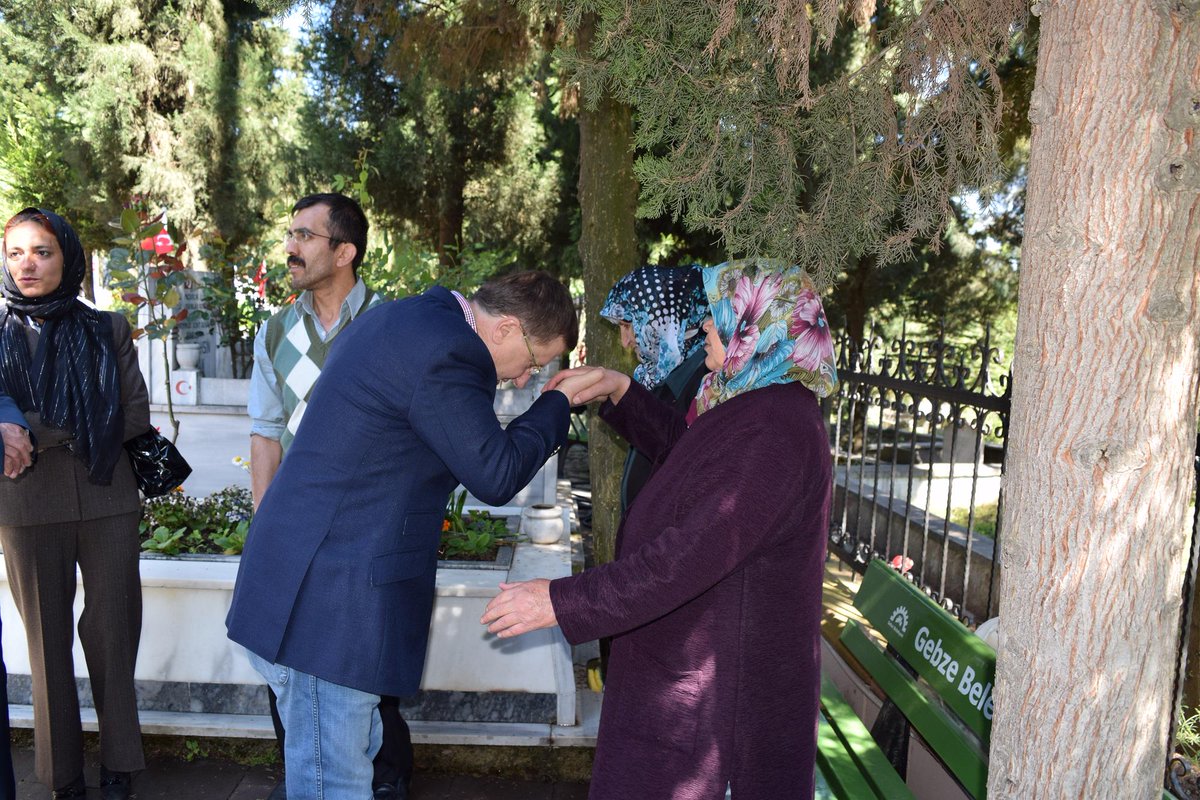 Şehitliğe gittim, şehit analarının elini öptüm.