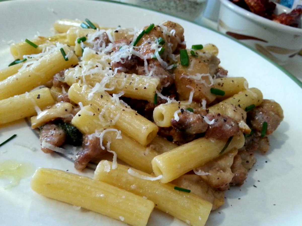 recetaitaliana's tweet photo. #Pasta #Sedani con #salchichas frescas y setas #boletus edulis http://t.co/xkSOMbeXqb http://t.co/6yZeWF52gP