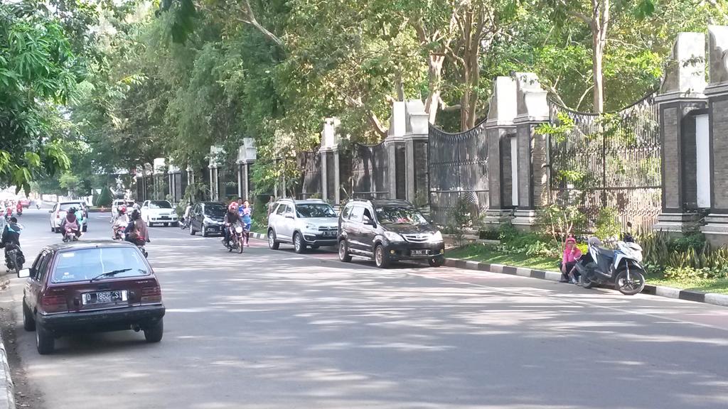 ginplus's tweet photo. @satpolPP_Pwk @DediMulyadi71 jangan cuma ditertibkan saat bupati lagi ada di lokasi. Harus rutin ditertibkan. Nuhun! http://t.co/1ki93ob1b6