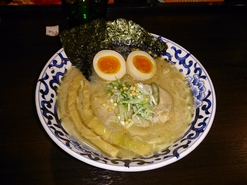 sosuke0624's tweet photo. 豚骨魚介全部入り塩らー麺 1,070円 東京ラーメンストリートの斑鳩で食べてきました スモークっぽいが薫りが効いたスープが美味しかった チャーシュー系はなくてもよかったかも 下手に全部入りはしないほうがよいですね http://t.co/Vvce0Cd1Wl