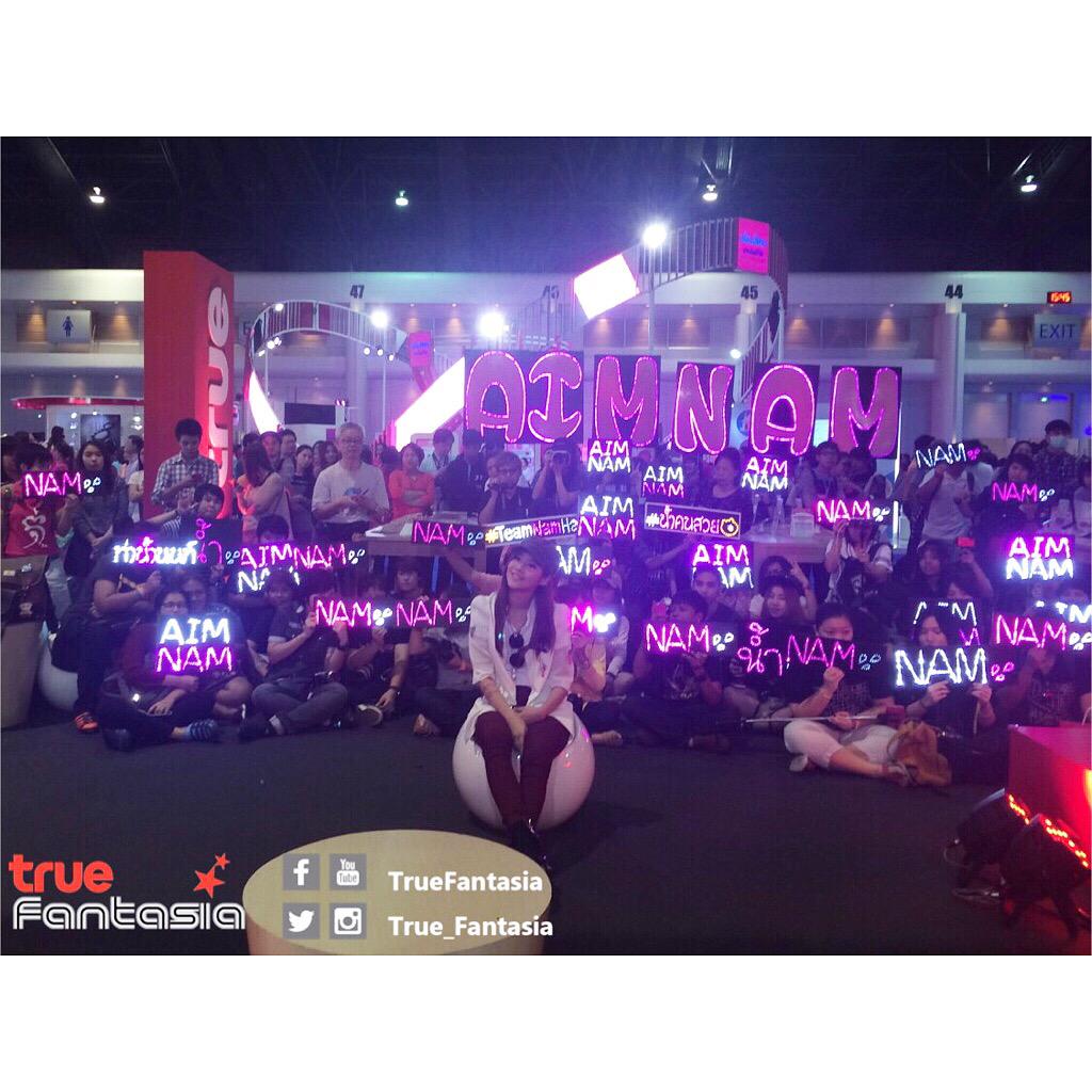 true_fantasia's tweet photo. น้ำพร้อมโชว์ที่บูธ true งาน Money Expo ณ อิมแพค แล้วจ้าาา #ปากดีไม่มีที่ไป #TrueFantasia @Nam_AF11 http://t.co/4jnagaRk16