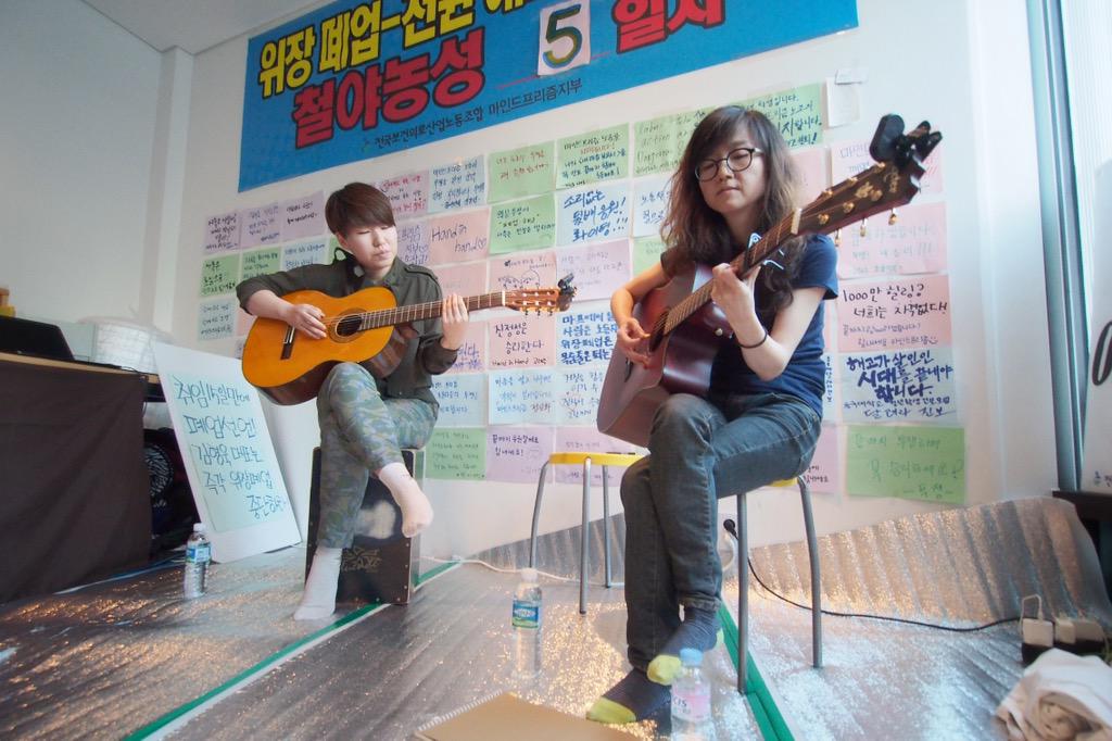 zwarin's tweet photo. 말없는 라디오 지지방문 및 공연

거기로 http://t.co/FtEOx86bpk

뭐가 그렇게 http://t.co/f5d8KaUmMw http://t.co/m4k4G69d6R