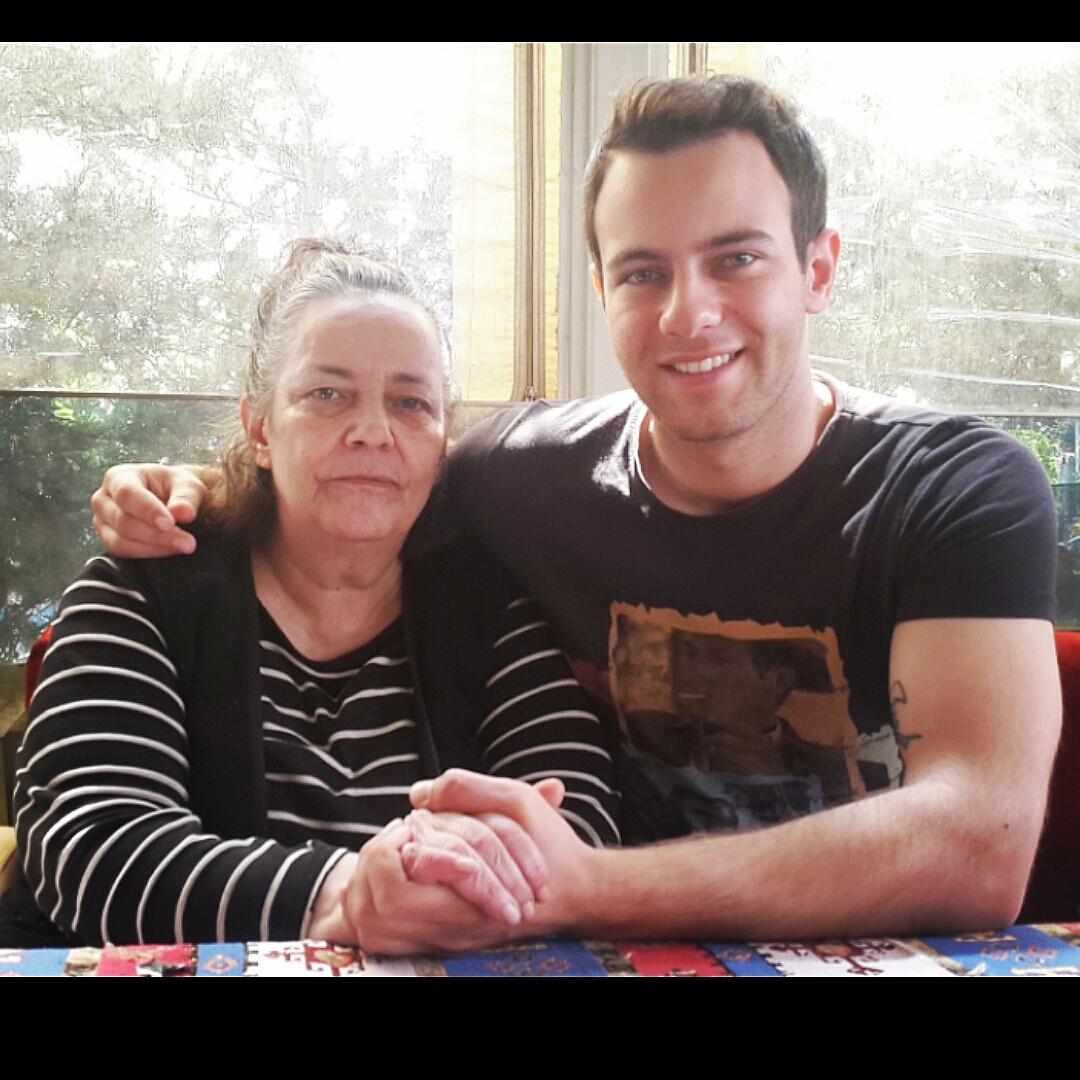 Başta kendi annem olmak üzere bütün annelerin #annelergünü 'nü kutlarım.
Cennet annelerin ayaklarının altındadır.